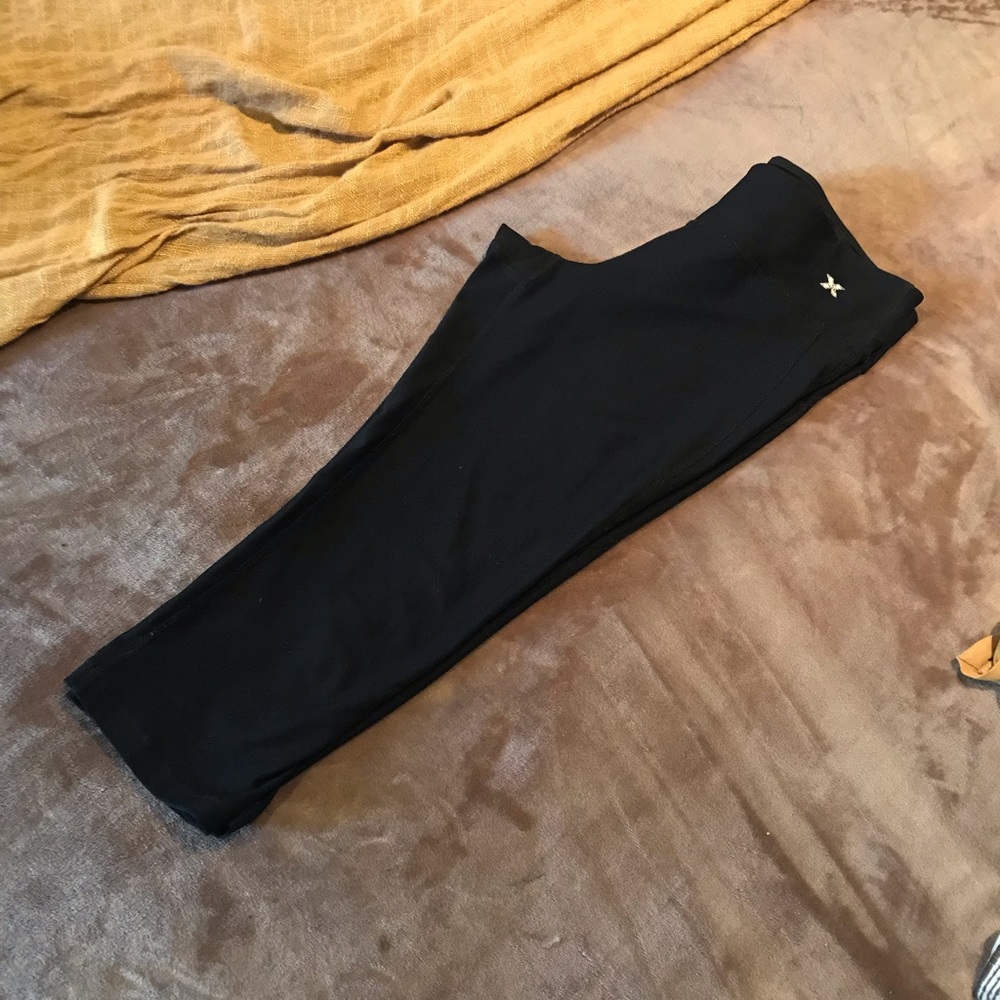 Black cropped athletic leggings